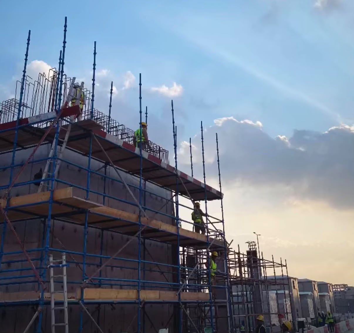 System scaffold dusk